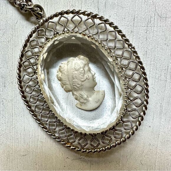 Vintage Whiting and Davis reversible carved clear glass cameo pendant necklace - Picture 4 of 11